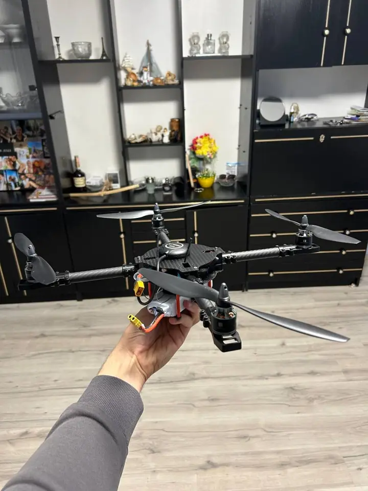 Rozpracovaný dron v ruke