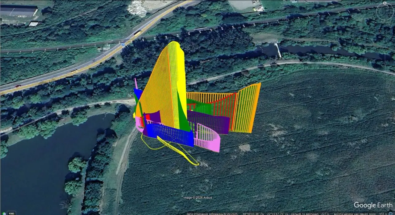 Naplánovaná misia dronu zobrazená v 3D mape nad poľom