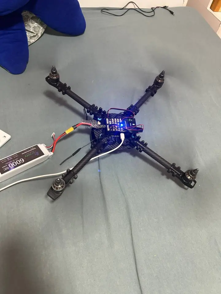 Kontrola elektroniky dronu pred letom